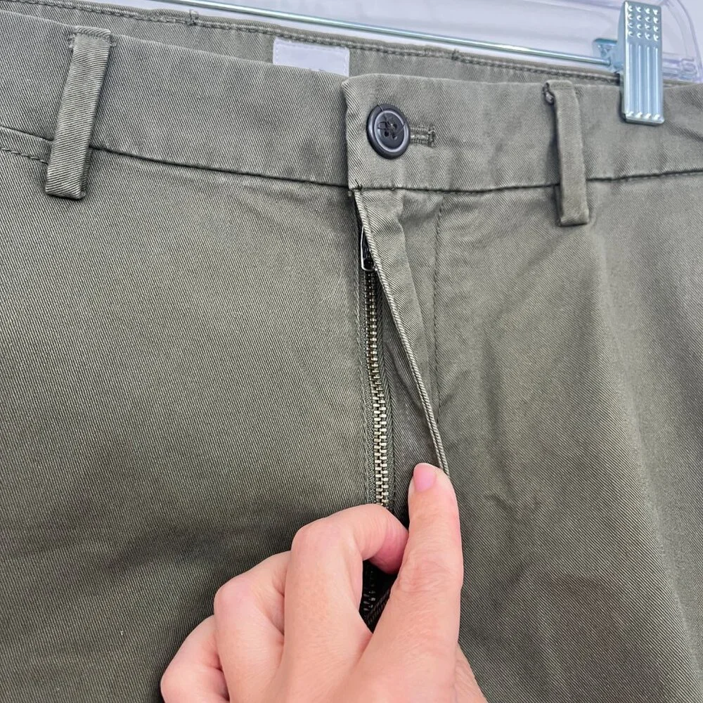 Gap Size 34/32 Army Green Straight Leg Khaki Pants